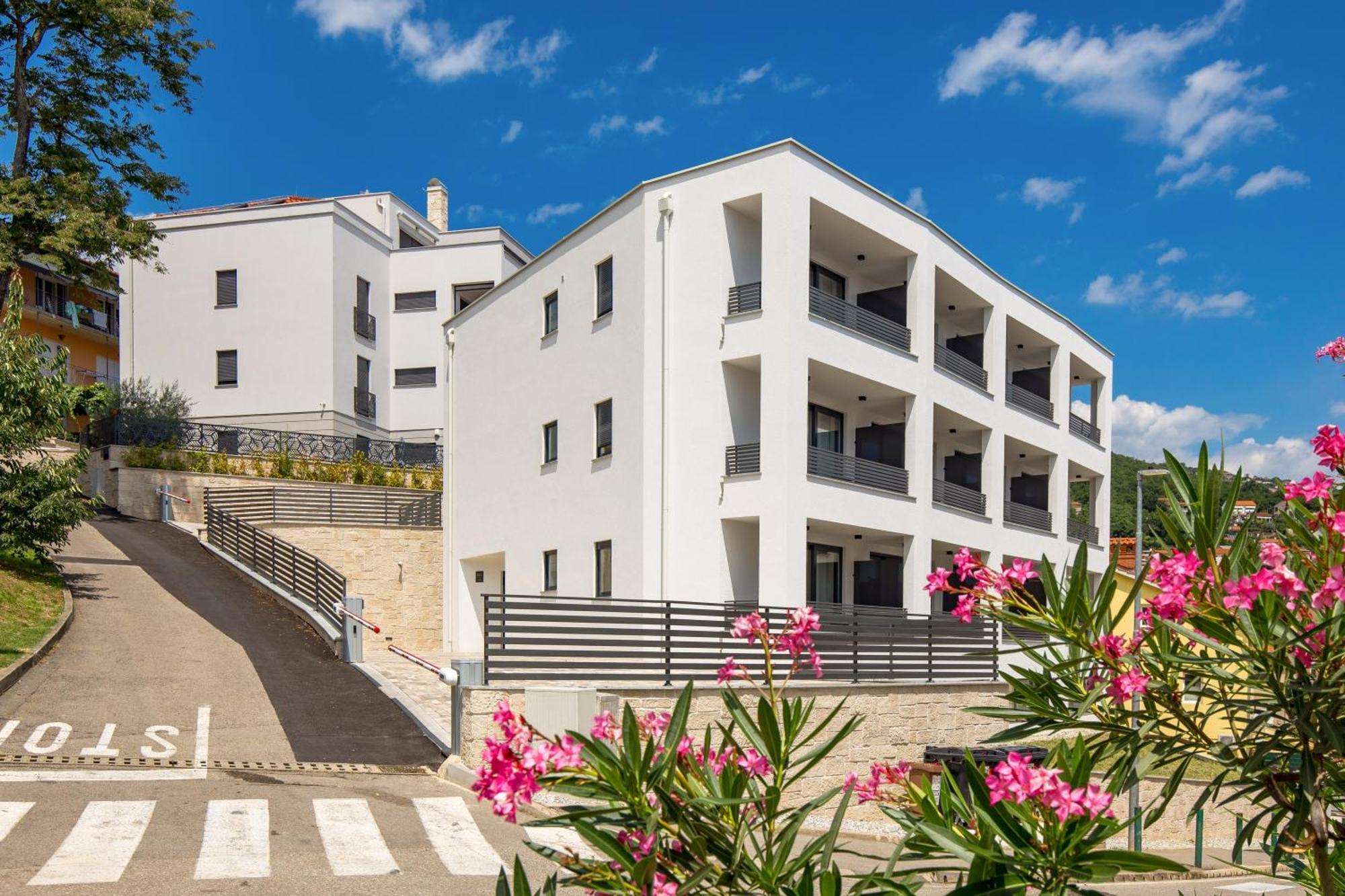 Belinda Apartments With Balcony & Private Parking Opatija Bagian luar foto