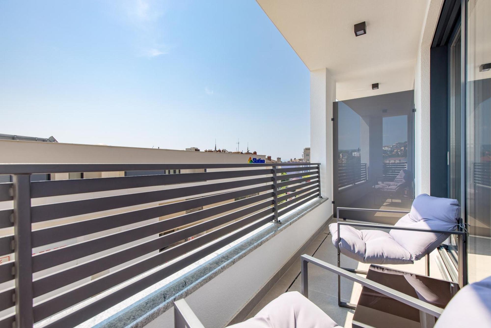 Belinda Apartments With Balcony & Private Parking Opatija Bagian luar foto